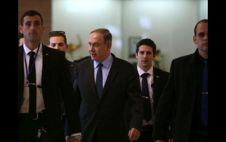 El primer ministro de Israel (centro) arremetió contra los medios por la controversia. AFP / M. Kahana