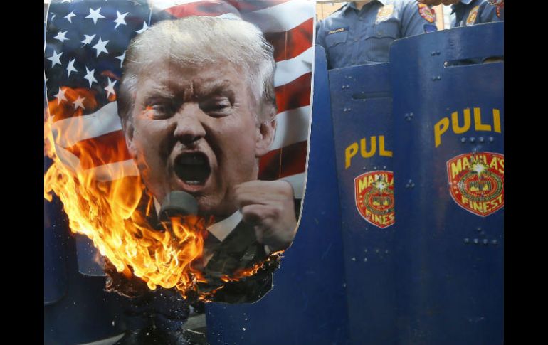 Un manifestante quema una imagen de Donald Trump durante una protesta. AP / B. Marquez