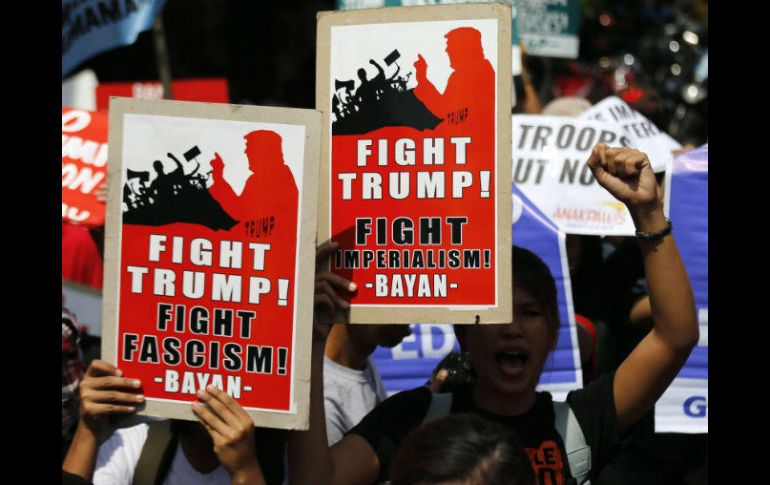 Concentrados frente a la embajada de Estados Unidos en Yakarta, manifestantes rechazaron las políticas racistas de Trump. EFE / R. Malasig