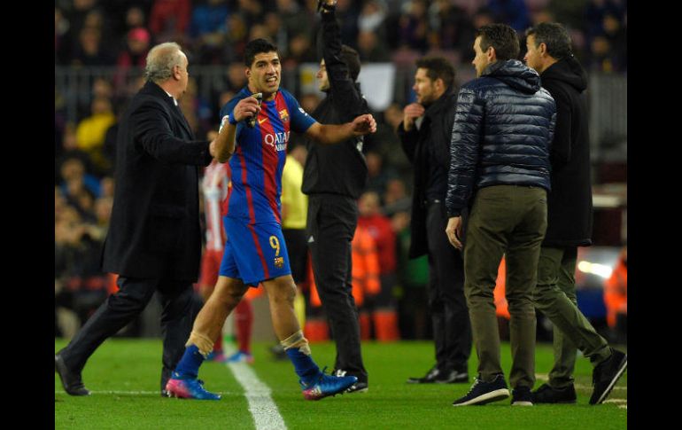 Suárez prolongó su salida del campo de juego y, molesto, después declaró: 'Me río de la expulsión'. AFP / L. Gene