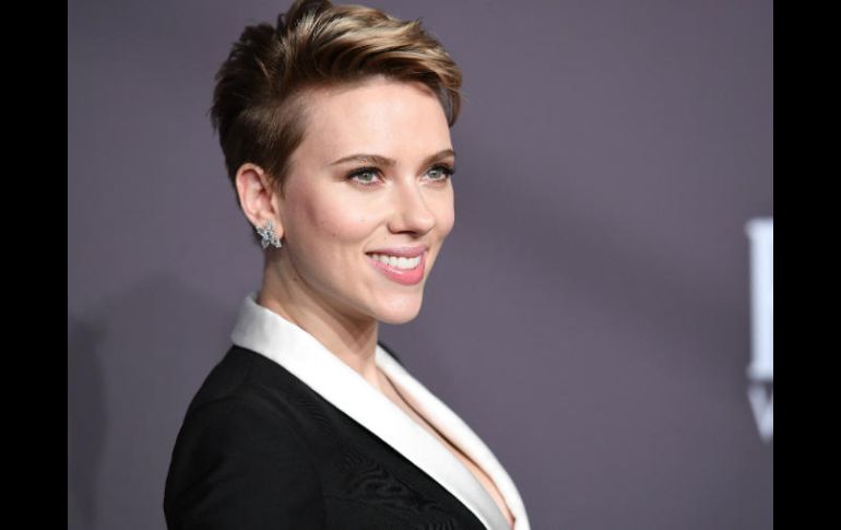 Scarlett Johansson posó para fotógrafos pero pasó de largo frente a los reporteros de televisión. AFP / A. Weiss