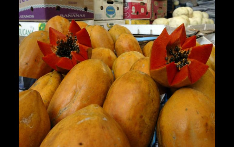 La sandía, tomate, papaya y guayaba contienen licopeno, vitamina A y C que evitan el deterioro de la glándula. EL INFORMADOR / ARCHIVO