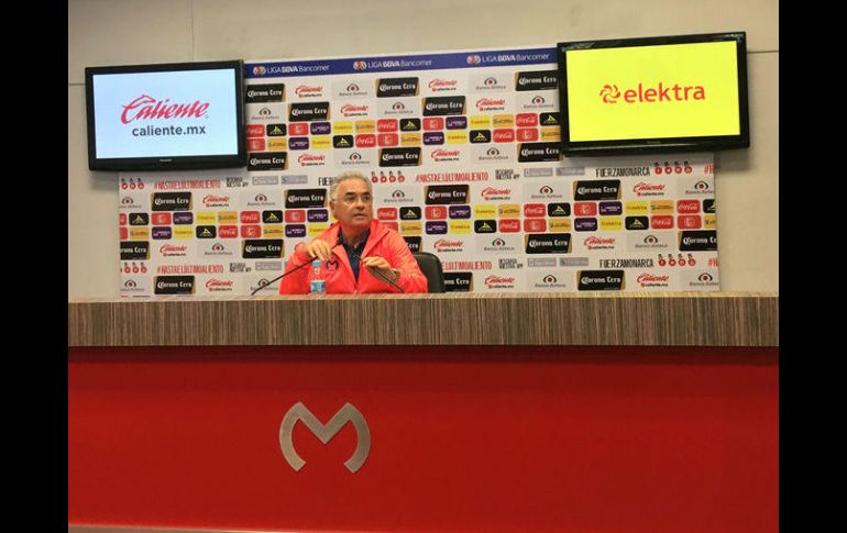 En una conferencia de prensa Álvaro Dávila comentó el desinterés de varios entrenadores, como los mexicanos Tomás Boy y Fernando Tena. TWITTER / @FuerzaMonarca