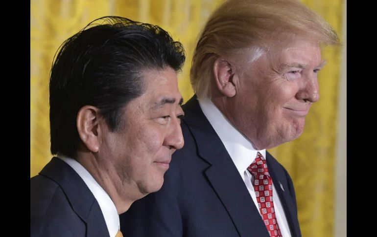 El primer ministro nipón, Shinzo Abe y el presidente estadounidense, Donald Trump. AFP / M. Ngan