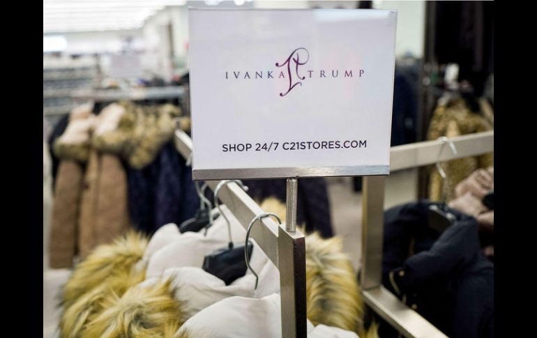 La venta de ropa y zapatos de Ivanka Trump se desplomó más de tres cuartas partes en Nordstrom. AFP / D. Angerer