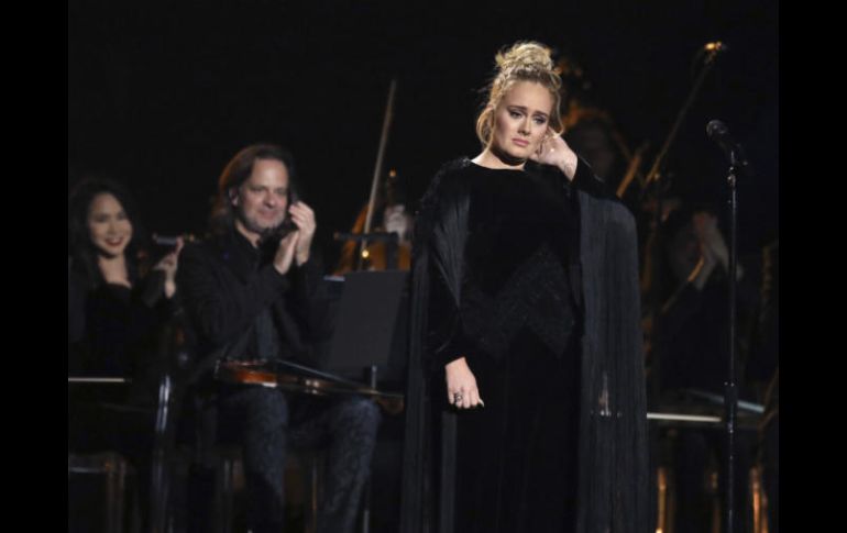 Adele pidió disculpas al público por haberse equivocado. AP / M. Sayles