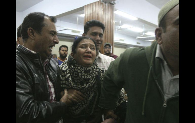Los familiares del periodista fallecido, Tamour Khan, lamentan su muerte. AP / F. Khan