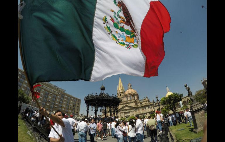 Los asistentes a la Plaza de Armas cantaron el Himno Nacional y ondearon banderas de México. EL INFORMADOR / J. Camacho