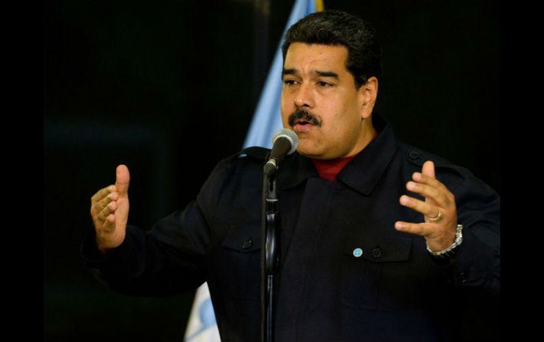 El presidente venezolano Nicolás Maduro retiró en diciembre el billete de 100 bolívares en denuncia a las mafias de Brasil y Colombia. AFP / ARCHIVO