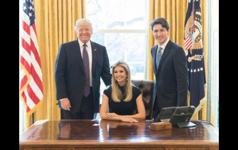 Ivanka Trump publica en Internet una foto de sí misma sentada detrás del escritorio en la Oficina Oval. INSTAGRAM / ivankatrump