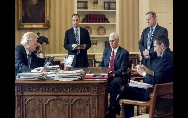Trump y sus más cercanos funcionarios —Reince Priebus, Mike Pence, Sean Spicer y Michael Flynn— sufren su primera sacudida. AP / A. Harnik