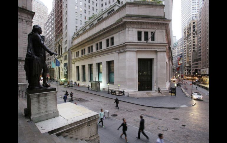 Los principales índices del mercado bursátil neoyorquino abren la última jornada de la semana con ligeras caídas. AP / ARCHIVO
