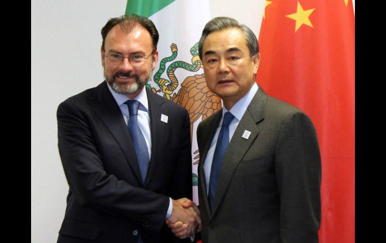 El encontrarse con el canciller de China, Wang Yi, destacaron las recientes inversiones de su país en México. NTX / ESPECIAL