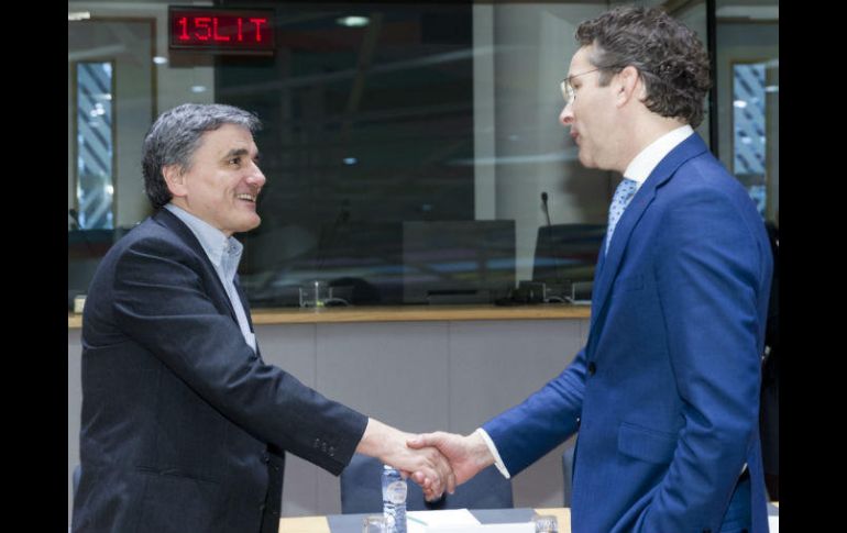 El ministro de Finanzas Euclid Tsakalotos (i), y el presidente del Consejo del Eurogrupo, Jeroen Dijsselbloem. . AP / T. Monasse