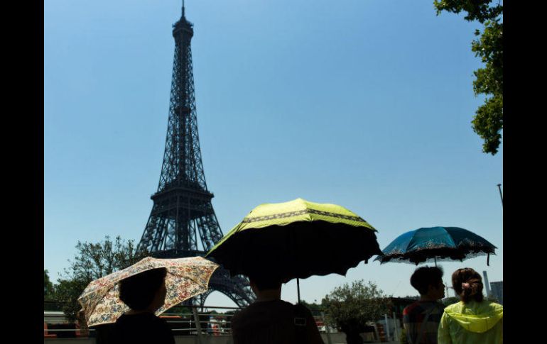El turismo internacional fue el que sufrió el mayor descenso, particularmente el de japoneses que visitan la capital francesa. AP / ARCHIVO