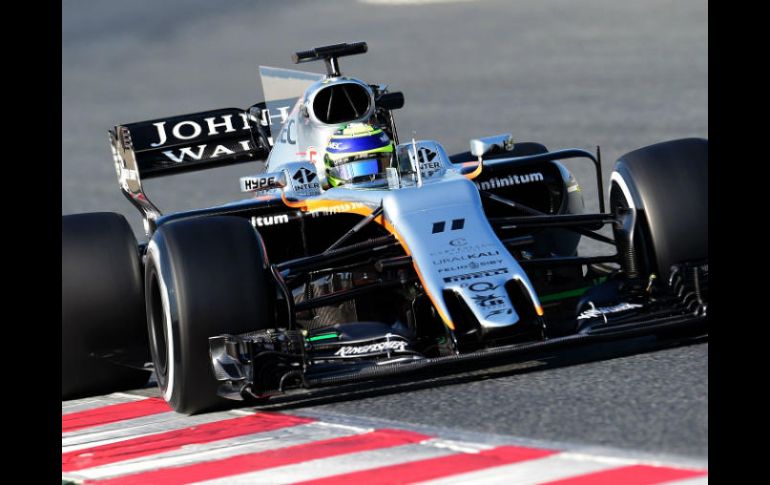 Pérez dio 39 vueltas alrededor del Circuito de Barcelona-Cataluña en la sesión matutina del primer día de pruebas de pretemporada. AFP / J. Jordan