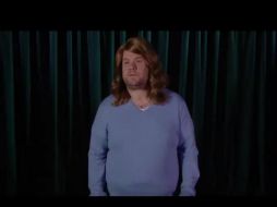 James Corden aparece cantando con peluca pelirroja y suéter azul. YOUTUBE / The Late Late Show with James Corden