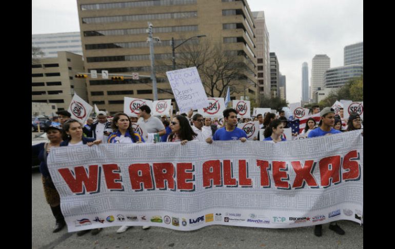 La manifestación empezó en el Ayuntamiento de Austin y terminó frente al Capitolio estatal. AP / E. Gay
