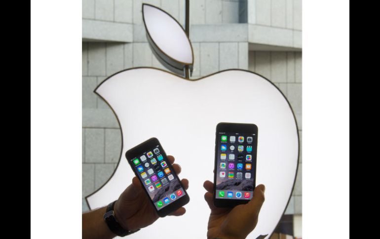 Indican que el iPhone 8 perderá el botón frontal, en donde se ubican las funciones biométricas de Touch ID. AP / ARCHIVO