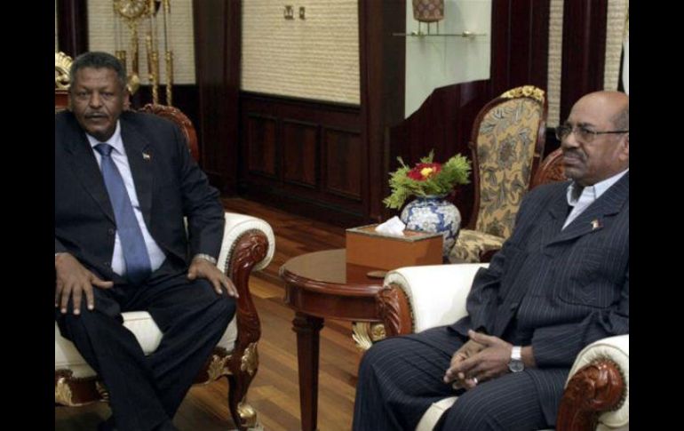 Saleh (i) fue designado por el presidente de Sudán, Hasan al Bachir (d). ESPECIAL /