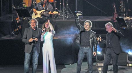 Víctor Manuel y Miguel Ríos dieron un repaso por sus éxitos, que fueron coreados por los asistentes al concierto en el Telmex. EL INFORMADOR / F. Atilano