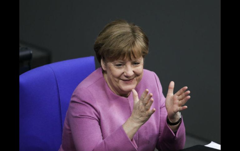 Merkel durante su comparecencia ante el pleno del Bundestag. AP / M. Schreiber