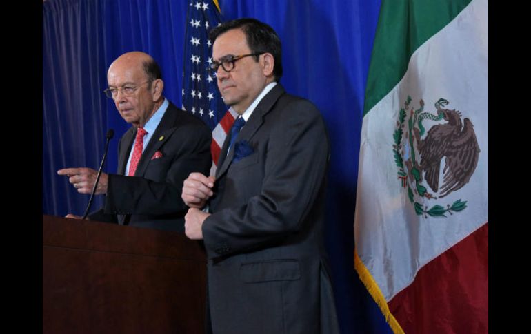 El secretario de Comercio de Estados Unidos, Wilbur Ross y el secretario de Economía, Ildefonso Guajardo. AFP / M. Ngan