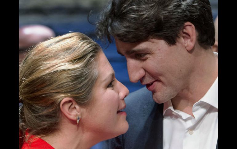 El presidente de Canadá posó frente a las cámara junto a su esposa Sophie Gregoire. AP / R. Remiorz