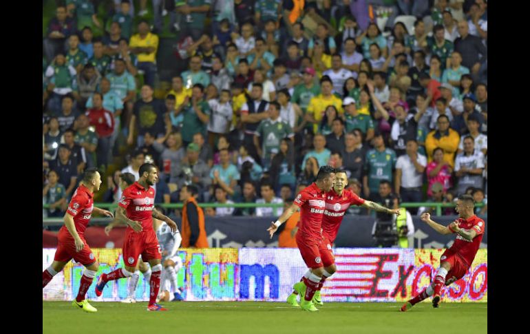 Los jugadores del Toluca festejan su triunfo ante León. MEXSPORT / I. Ortiz