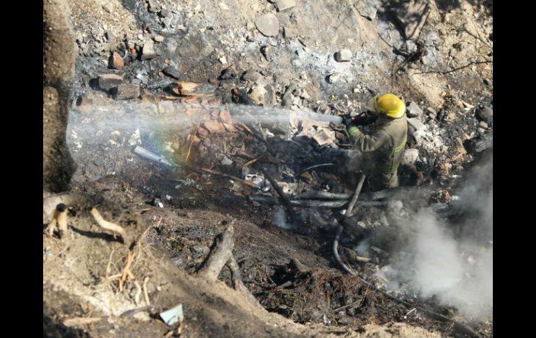 El fuego consumió la maleza de tres zonas de aproximadamente 400 por 400 metros, informaron los bomberos de Zapopan. ESPECIAL / Bomberos Zapopan