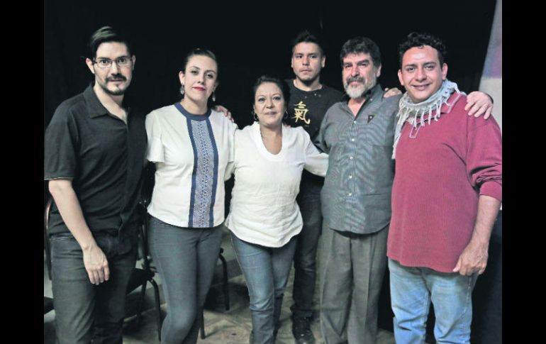 Integrantes del grupo Praznik junto a Gabriela Escatel (segunda de izquierda a derecha) coordinadora de Teatro de Cultura Jalisco. ESPECIAL / CORTESÍA UDG