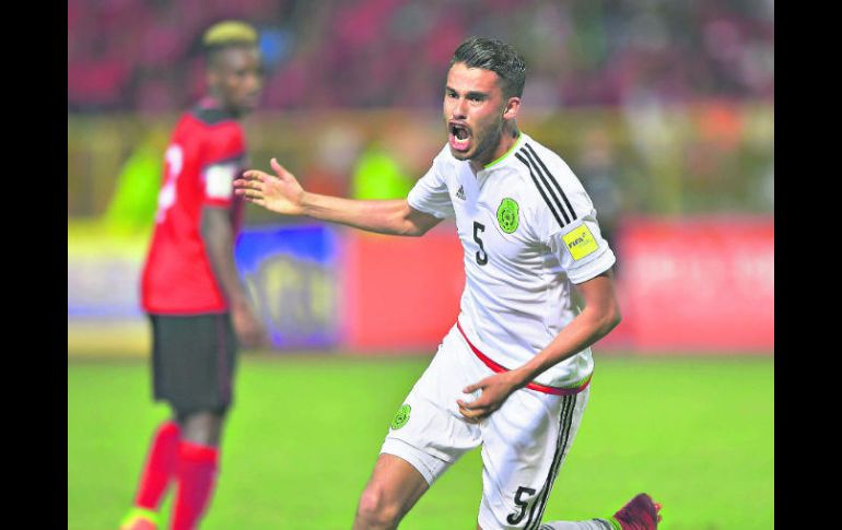 Desde el fondo de su garganta. Diego Reyes grita su gol, el que le dio el triunfo a México y rompió una maldición. MEXSPORT /