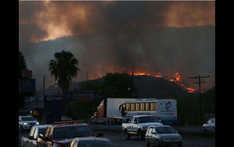 Las llamas en el Cerro del Tepopote se observaban desde la carretera Guadalajara-Tepic. EL INFORMADOR / R. Tamayo