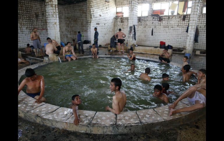 'Combatientes del EI venían regularmente aquí. Se iban a luchar y luego venían a tomar un baño después de la batalla', dice empleado. AFP / A. Gharabli