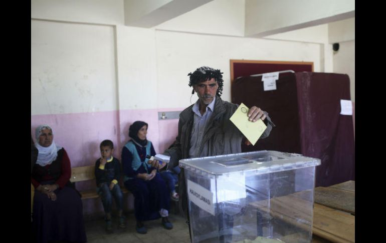 Los centros electorales abrieron sus puertas en el este del país a las 7:00 horas locales, y en el oeste lo harán una hora más tarde. AP / E. Tazegul