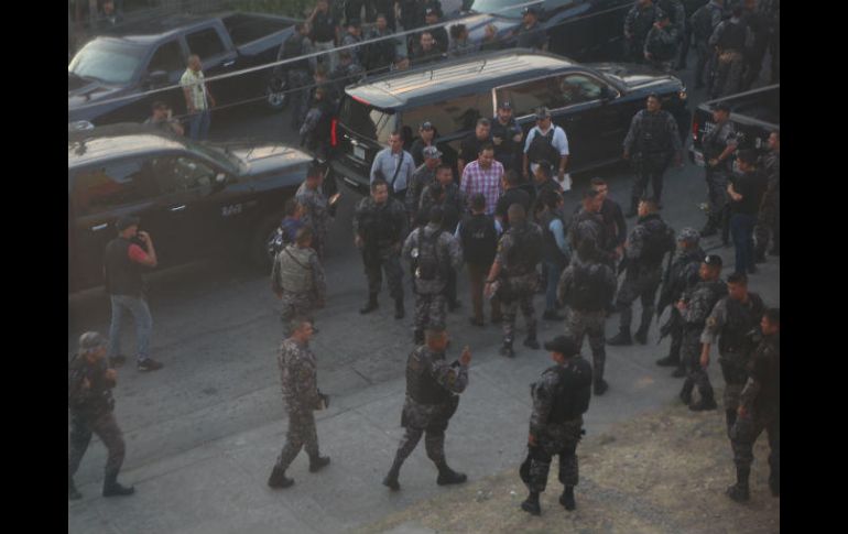 Este martes se confrontaron elementos de la Fiscalía y de la Policía de Guadalajara en Circunvalación y Plutarco Elías Calles. EL INFORMADOR / G. Gallo