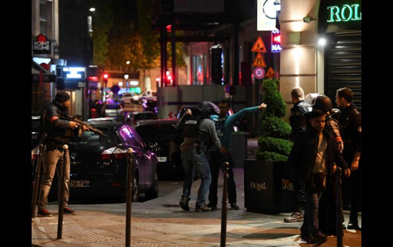 Un policía murió y otro resultó herido en un tiroteo registrado en la avenida de los Campos Elíseos de París. AFP / F. Fife