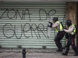 Lanzamiento de gases lacrimógenos, incendio de barricadas, detonaciones, ataques a negocios y bloqueos se han registrado en la capital. EFE / C. Hernández