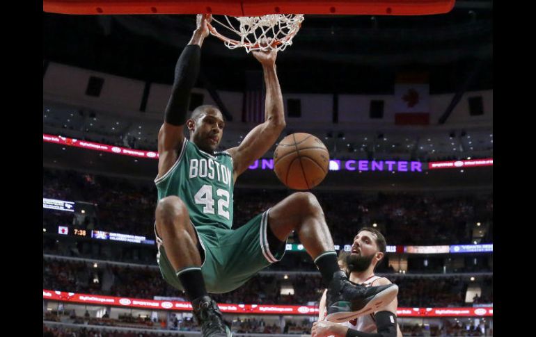 Al Horford, de los Celtics de Boston, clava el balón para conseguir dos de los 18 puntos que obtuvo ayer ante los Bulls de Chicago. AP / C. Rex