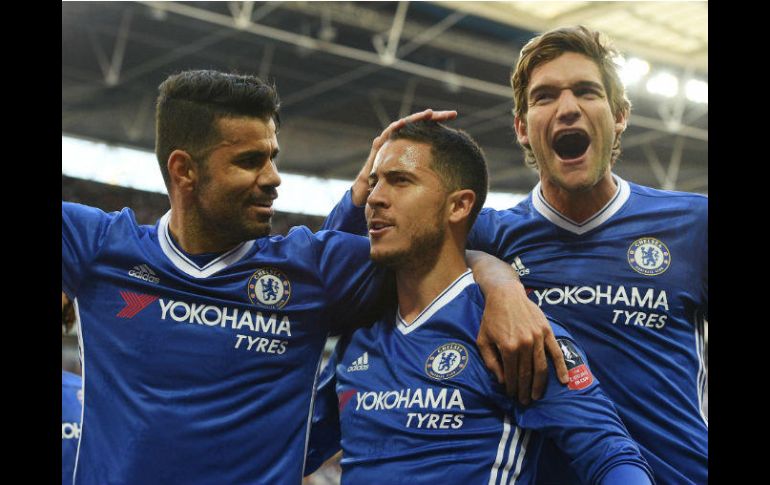 Eden Hazard (C) celebra después de anotar el tercer tanto del Chelsea. EFE / F. Arrizabalaga