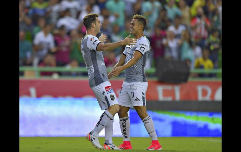 Jugadores del León celebran su triunfo ante Puebla. MEXSPORT / I. Ortiz