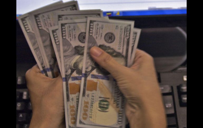El peso mexicano pasó en 24 horas de 18.88 unidades por dólar a 19.21. AFP / ARCHIVO
