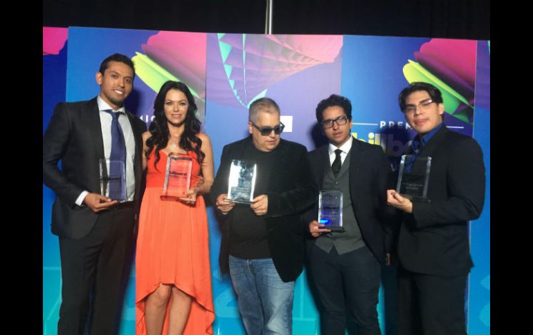 Iván (i), feliz por los cinco premios que logró su padre Juan Gabriel en los premios Billboard Latinos. NTX / I. Cañas
