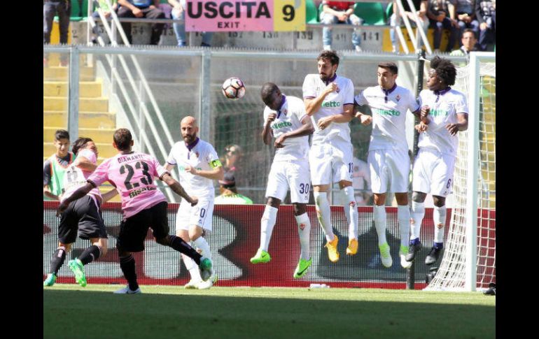 Salcedo cometió la falta que generó el tiro libre que a la postre significó el primer gol del Palermo. EFE / C. Lannino