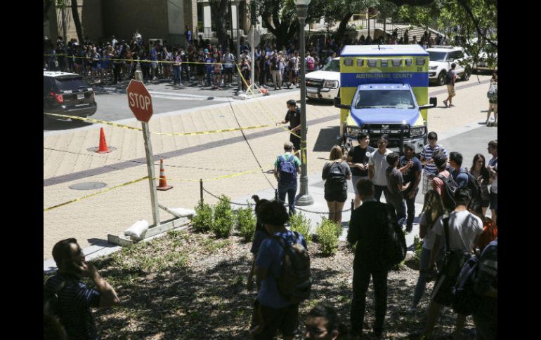 Los estudiantes de la UT recibieron una alerta oficial para pedir que no se acercaran a la zona del suceso. AP / T. Kalifa/Austin American-Statesman