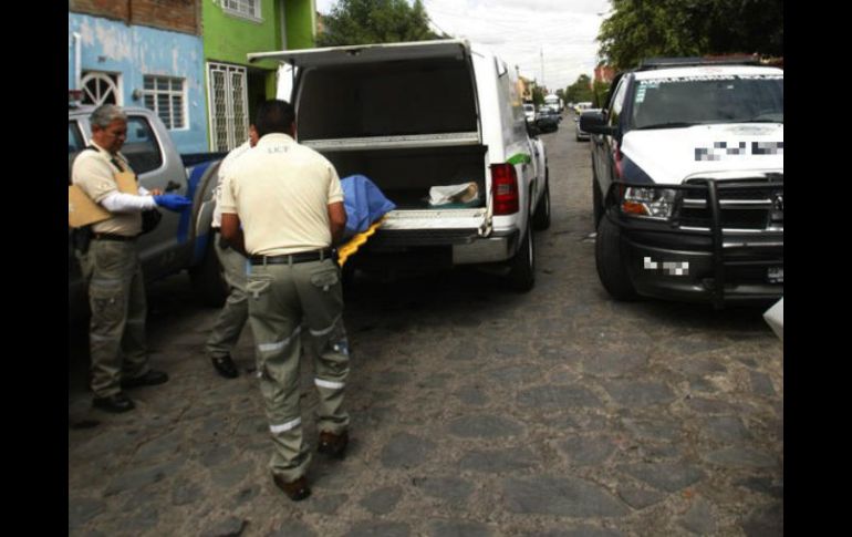 La PGJE traslada los restos humanos al Servicio Médico Forense de la capital michoacana. EL INFORMADOR / ARCHIVO