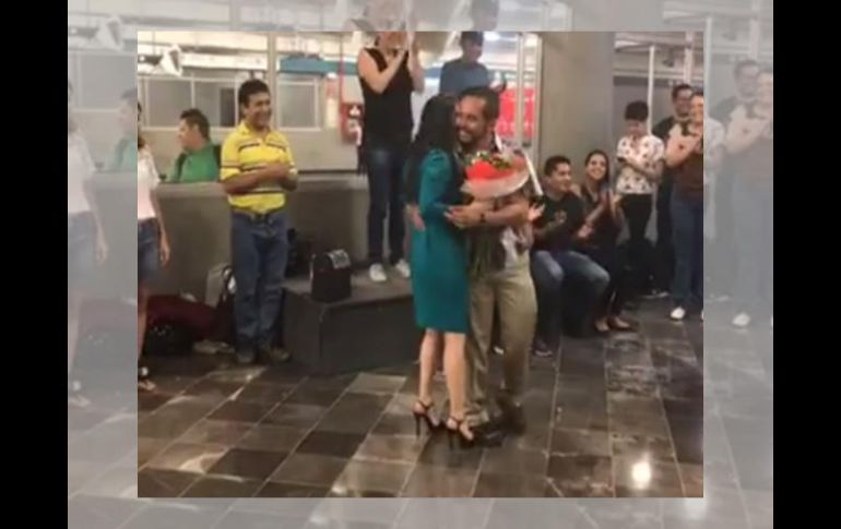 En el video, el novio le recuerda a su futura esposa que fue en esa estación donde se conocieron. FACEBOOK / Marcela Llagas
