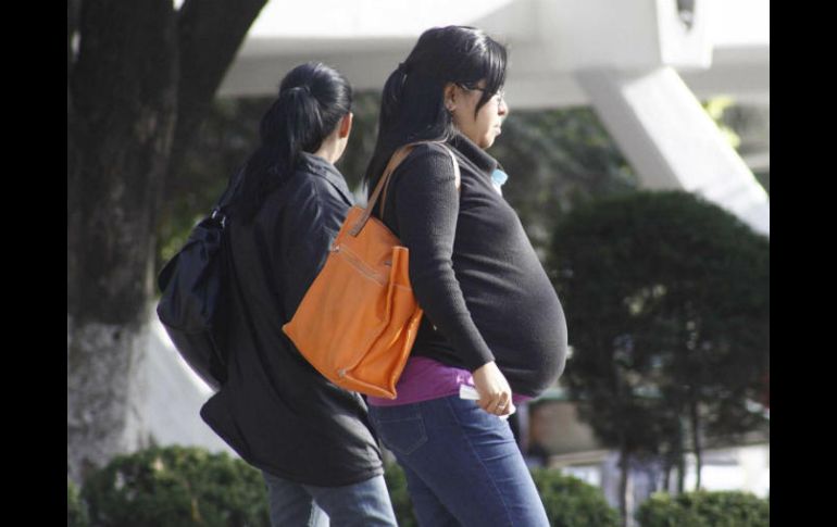 Durante el embarazo recomiendan usar medias elásticas especiales, evitar usar prendas apretadas y zapatos de tacón. SUN / ARCHIVO