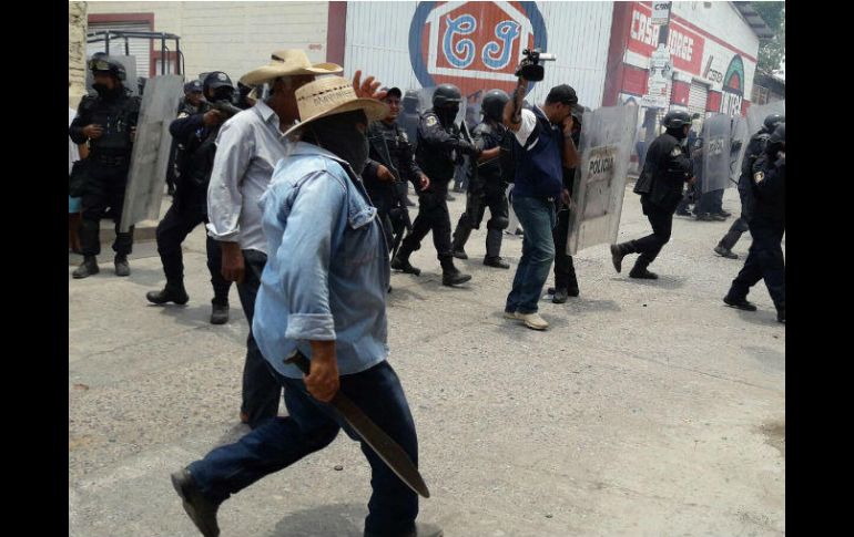 La toma del control de San Miguel Totolapan se produjo a las 14:00 horas tras el enfrentamiento con habitantes. EFE / F. Meza