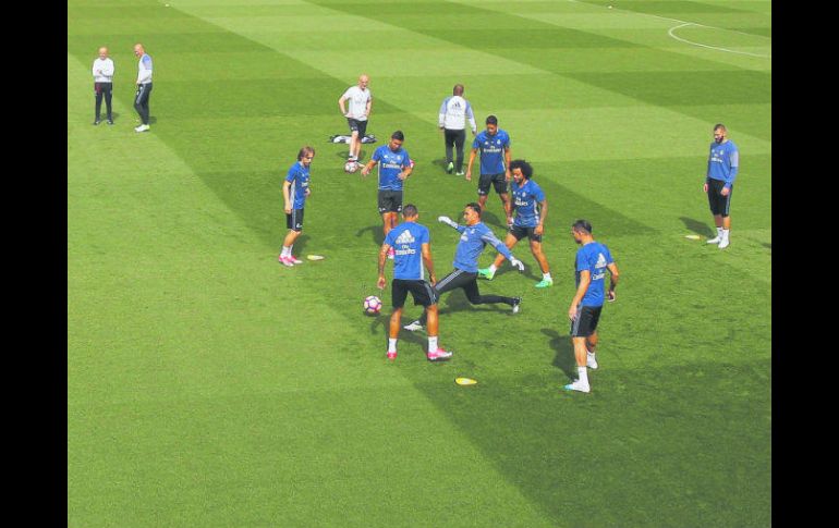 Los jugadores del Real Madrid se muestran tranquilos durante el entrenamiento realizado en Valdebebas. EFE /